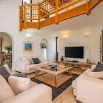 Apartman Peaceful And Lovely Retreat With A Pool #1982
