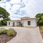 Apartman Peaceful And Lovely Retreat With A Pool #1982